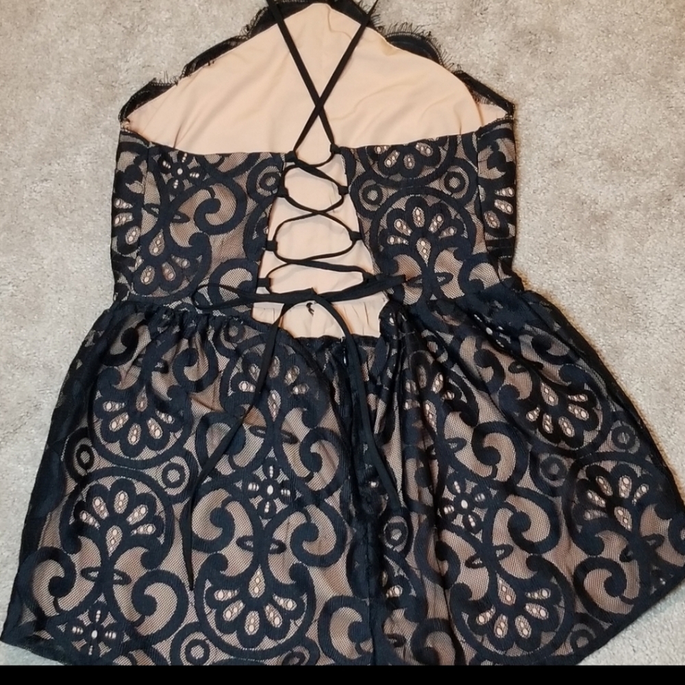 SOLD 🎉🌟HOST PICK🎉🌟Tobi Chic Black lace romper - Picture 4 of 7